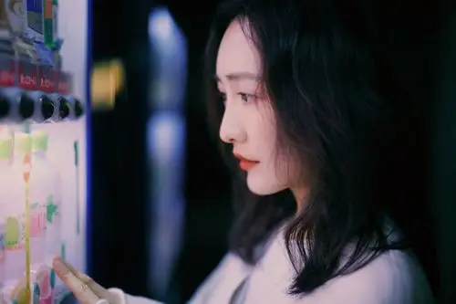 王鸥分享夜景街拍 完美侧颜获赞