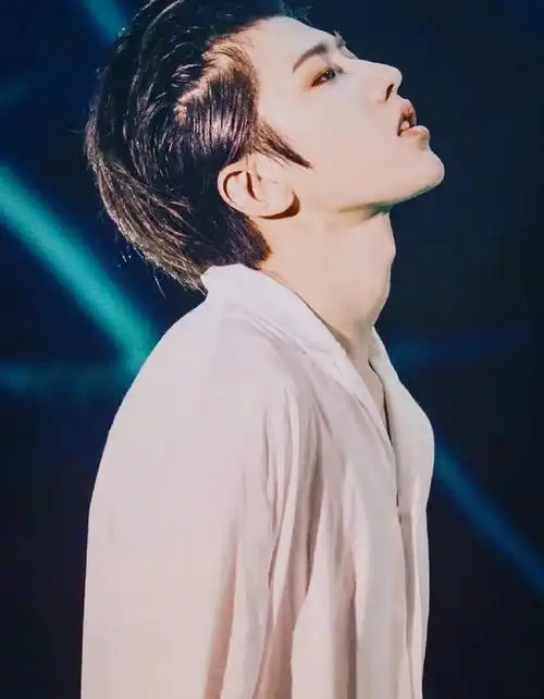 蔡徐坤#仰头喉结鲨,是你心中的完美视角嘛