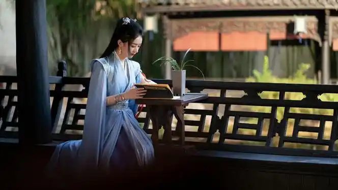 赵丽颖晒沈璃撑伞照蓝衣好美