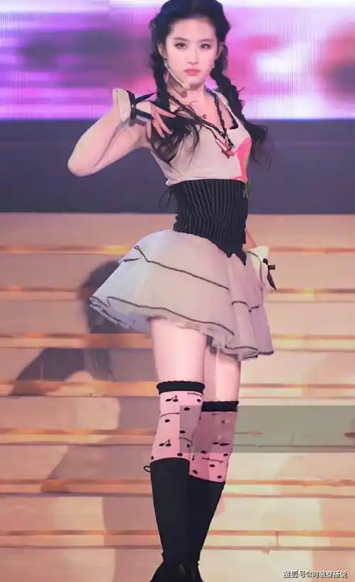 刘亦菲女团造型释出,穿泡泡裙秀舞艺惊艳全场,颜值封神