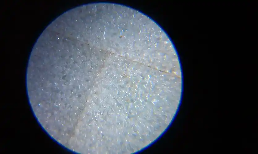 哥窑瓷器,符合百圾碎,金丝铁线和紫口铁足等特征,现用60倍放大镜拍的