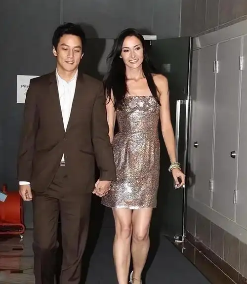 48岁吴彦祖与妻子出席活动小四岁妻子看起来很苍老如老太太