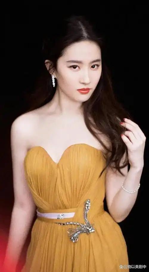 她的美,是一种超凡脱俗的美,让人一见倾心.