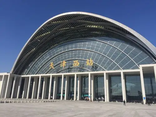 为了满足我们好奇心的驱使,我们还顺便来到了天津西站,来一睹它的建筑