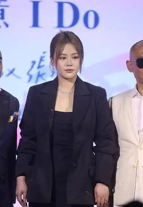 因抑郁发胖的马思纯依旧很美西装配长裙挺职业范超惊艳