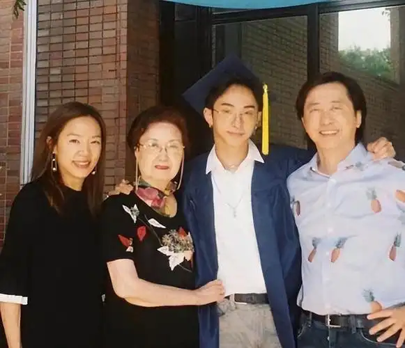 庾澄庆全家出席哈利毕业礼妻子气质佳未见伊能静