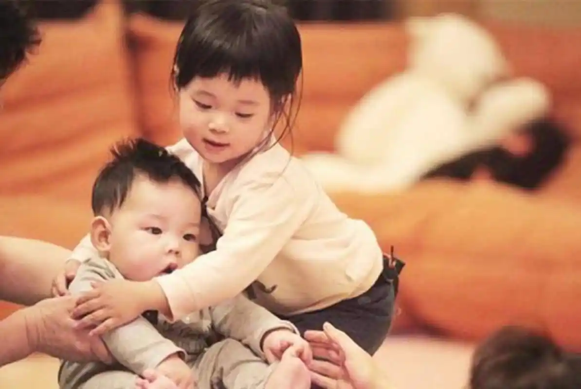 二胎妈妈的真实写照梅婷对女儿眼神杀能理解但孩子会受伤