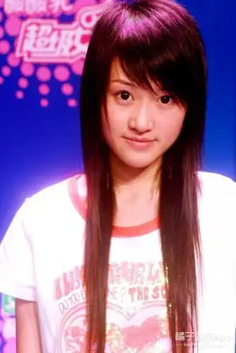 因为颜值高,长得乖,当时她可火了,粉丝也超级多.