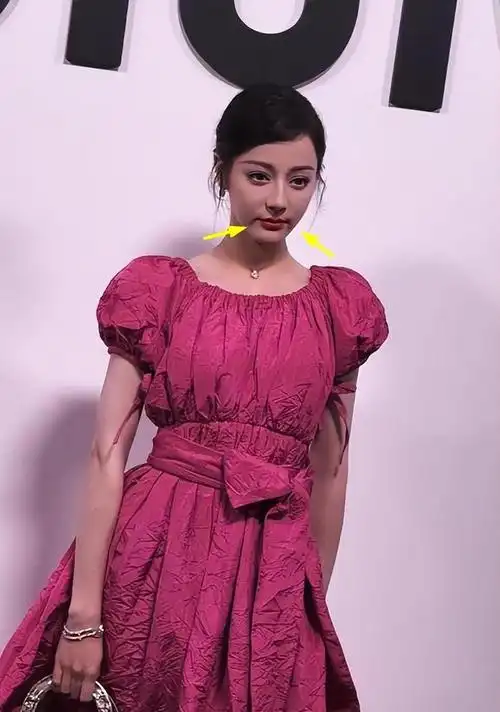 迪丽热巴造型引争议一身行头超2万生图嘴唇下垂撞脸悲伤蛙