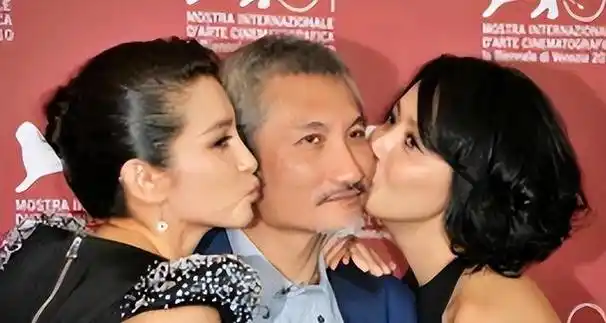 她还被拍到和她一起拍摄《天空之城》的朱孝天在酒店走廊里亲吻的照片