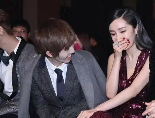 姐妹情!郭敬明与杨幂玩亲亲