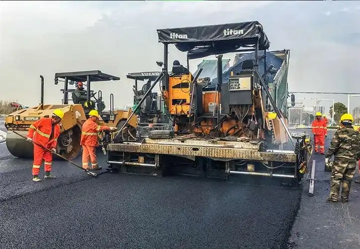 银河西路改造工程沥青摊铺