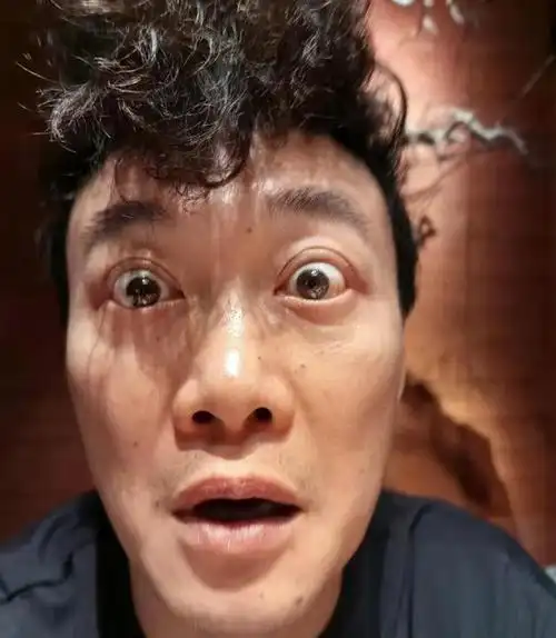 笑麻了!陈奕迅深夜晒搞怪图诠释饿与饱,网友直呼求断更