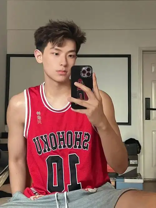 一枚人人喜欢的篮球帅哥,小哥哥五官端正硬朗,气质痞帅痞帅的很有个性