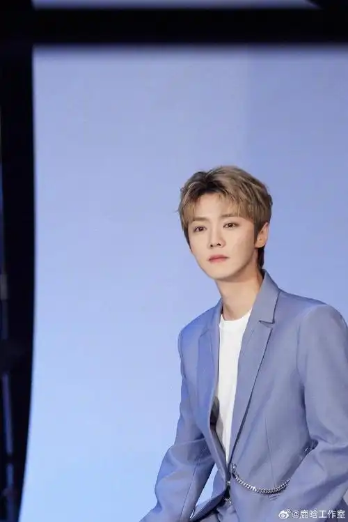 鹿晗工作照蓝色造型清爽帅气很春天