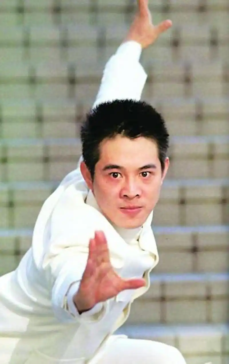 1991年,李连杰在香港某体育场与徐小明导演合影.