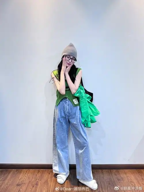 迪丽热巴素颜街拍