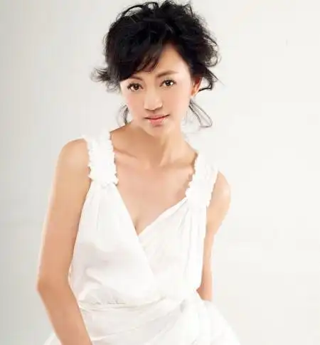 【图】罗海琼女儿照片晒玩耍照 互相依偎可爱十足