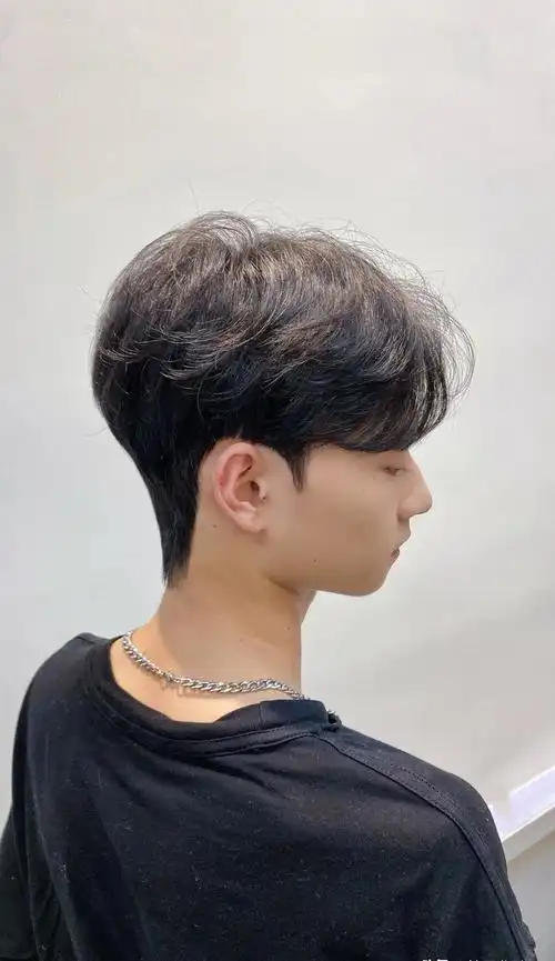 细软发质通过烫发可以有效地增加整个头发蓬松的效果,避免在贴在头皮