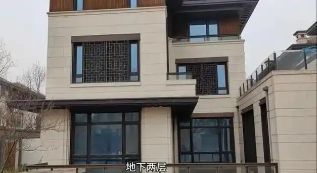 了解可知,赵丽颖的这处别墅豪宅是和冯绍峰结婚时的婚房.