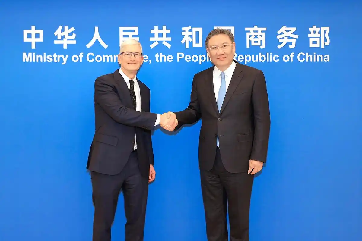 商务部部长王文涛会见苹果公司首席执行官库克