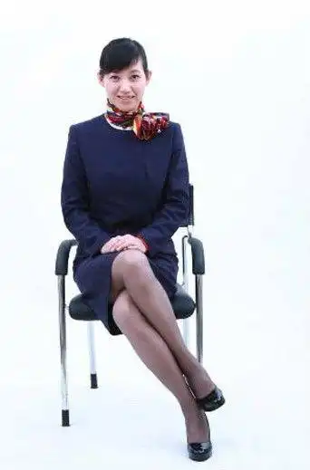 1个半月前放假,经常在家坐着上网,跷二郎腿,现在感觉左侧髋关节疼