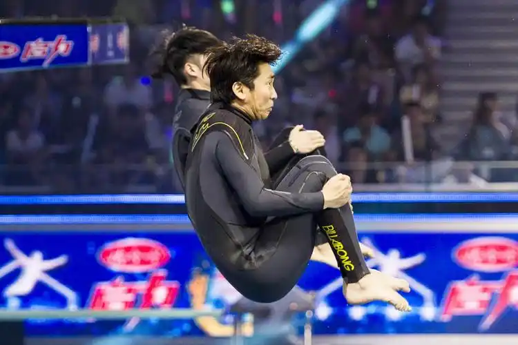 《水立方》迎复赛 吴建豪沙宝亮挑战反身动作