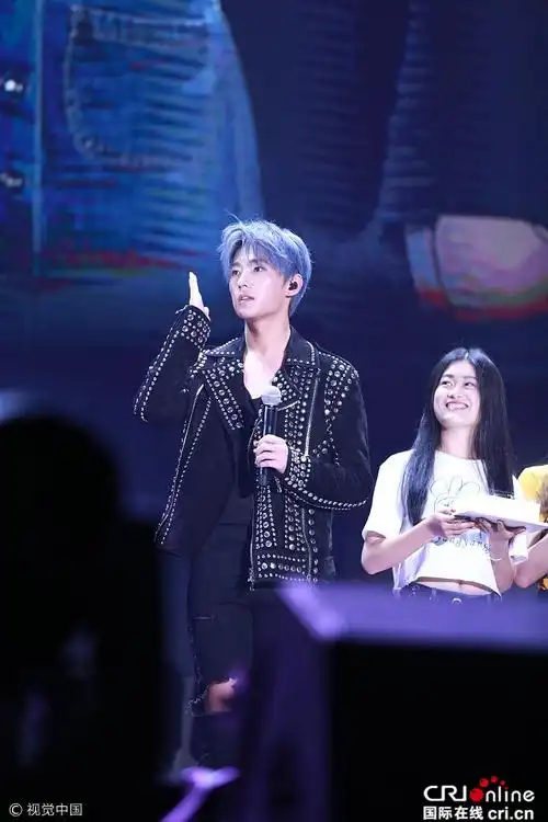 杨洋灰蓝色新发色酷炫亮相 劲歌热舞满头大汗撩粉丝