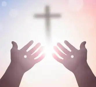 基督教十字架在天空背景中显得明亮照片