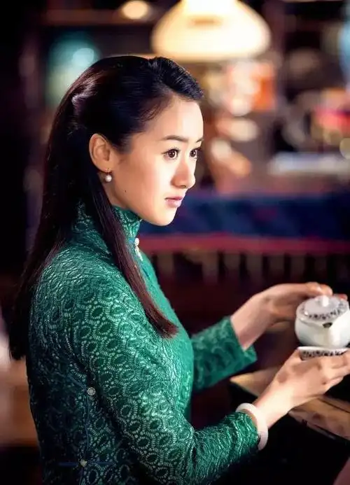 袁冰妍,是90后,虽然作品不多,但是演戏的情感,绝对是没得说.