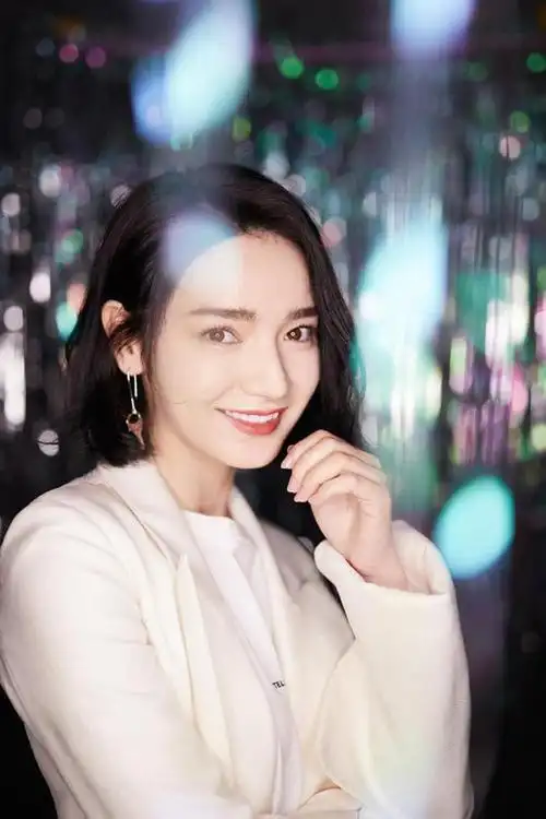 崔子格,1988年6月25日出生于新疆乌鲁木齐,内地女歌手,毕业于北京现代