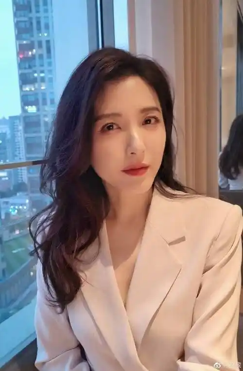 曾黎发写真五官明艳优雅大气