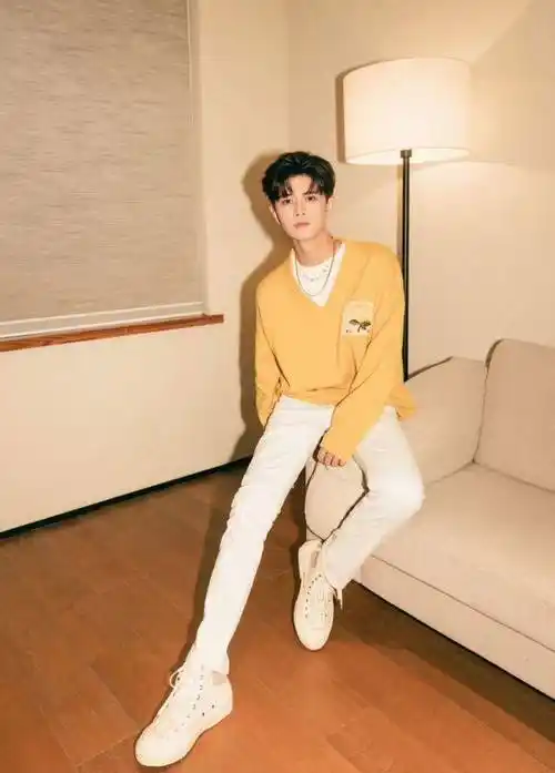 任嘉伦穿黄色针织衫好显白,搭配白色休闲裤,阳光可爱又帅气_哥哥_层次