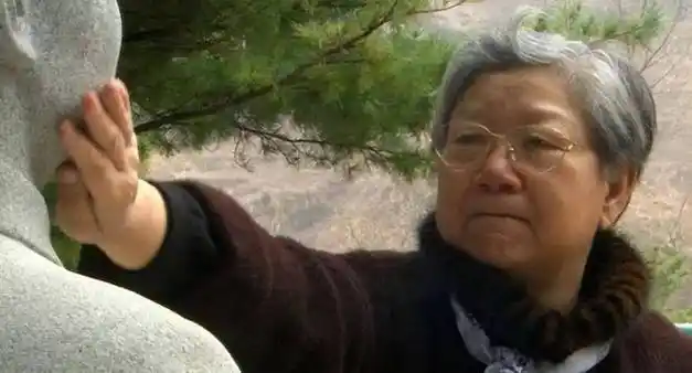 刘思齐逝世四个子女哭成泪人毛新宇率领全家来送别场面感人