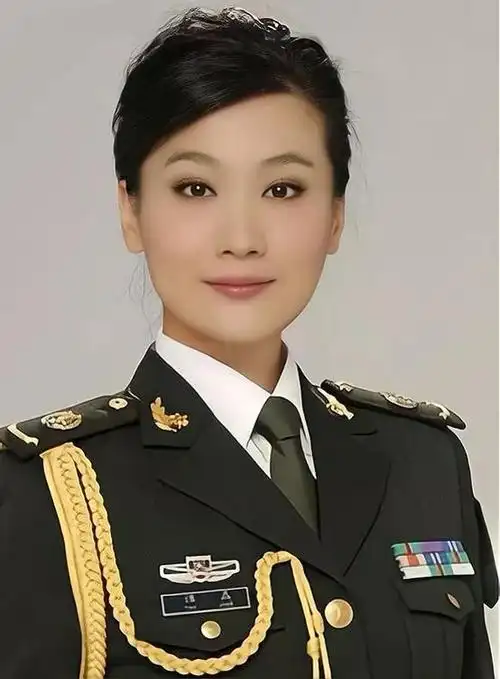 谭晶军装照