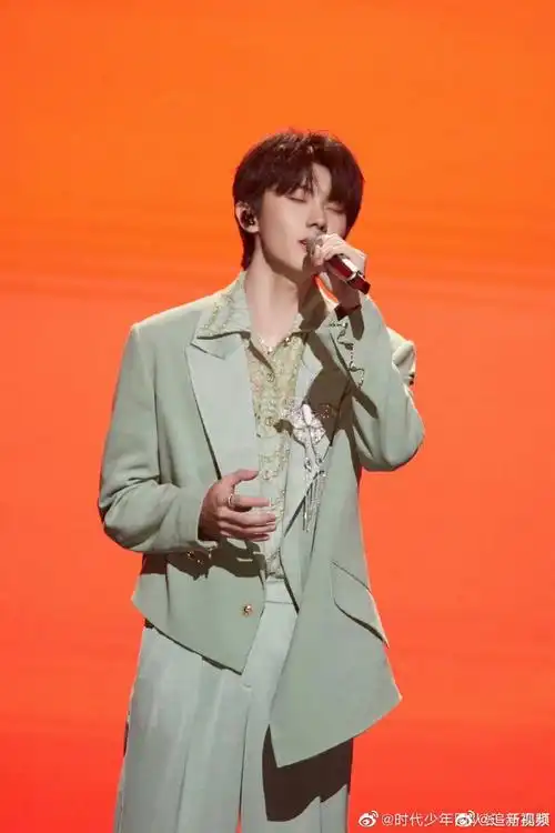 马嘉祺蓝色卫衣造型##马嘉祺六一晚会下班路透