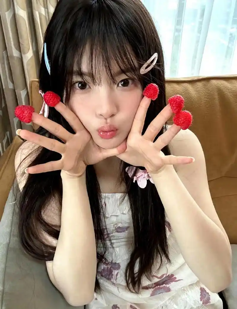 杨超越解锁新造型# 空气刘海,再加上摆着各种可爱pose,元气满满,又种