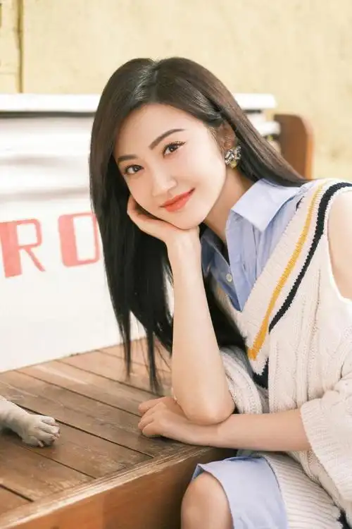 景甜分享冬日街头大片托腮甜笑温柔可人