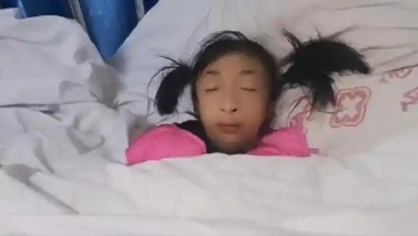 回顾拇指姑娘梁小小身高54厘米体重5斤妈妈因爱从不放弃
