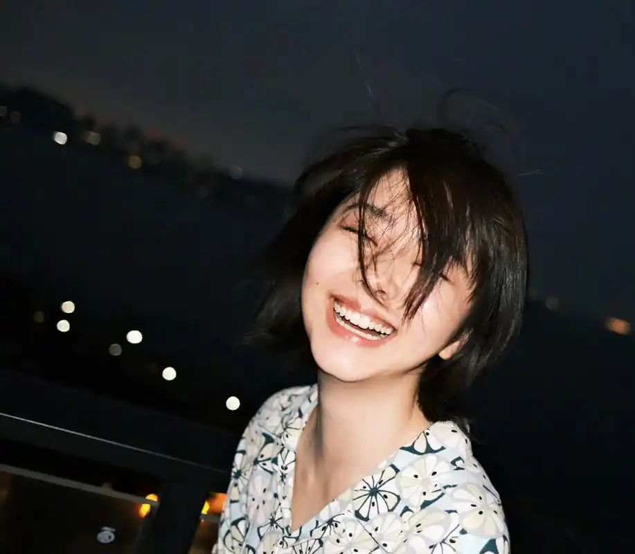 谭松韵晒海边随拍,夏日里碎花衬衫元气满满!