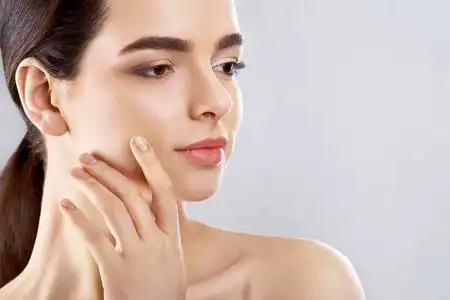 美丽的女人用天然的妆摸自己的脸.干净新鲜皮肤的女孩.特写.美容.