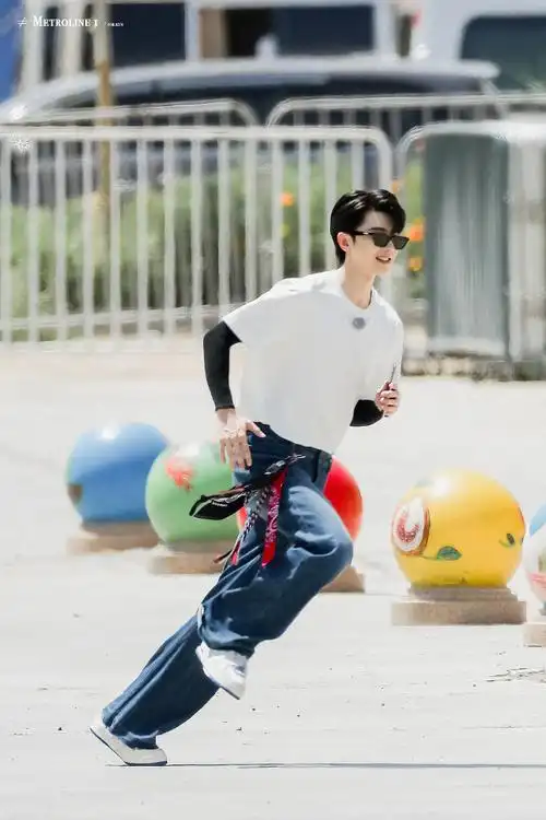 奔跑吧蔡徐坤##蔡徐坤奔跑吧牛仔造型路透