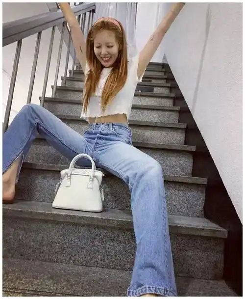 原创金泫雅为何最近那么火丸子头发型和休闲穿搭太好看意外走红了