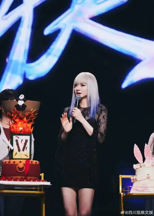 戚薇生日蛋糕是火锅##成都人有自己的生日蛋糕