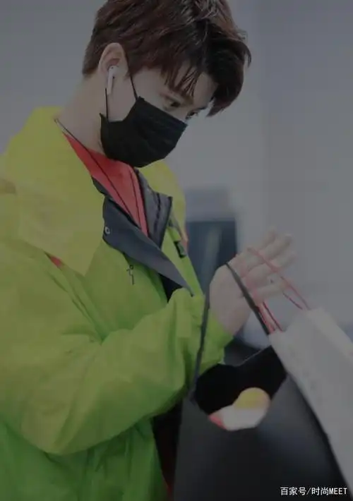 看了任嘉伦的私服,才知道他喜欢基础款单品