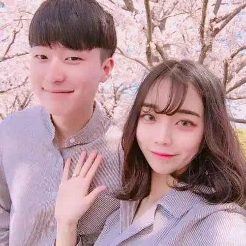 这对韩国情侣的穿搭,简直是打开了男女朋友共享衣橱的新技能!