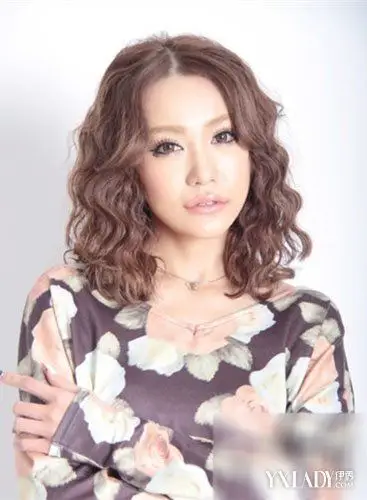 女生电发发型蓬松设计显个性