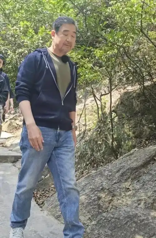 偶遇69岁张国立深圳登山银发皓髯亲民热络路人点赞亲切如邻