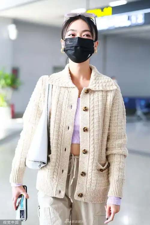 组图:吴谨言现身长沙黄花机场 身着米黄色针织衫小秀蛮腰_高清图集