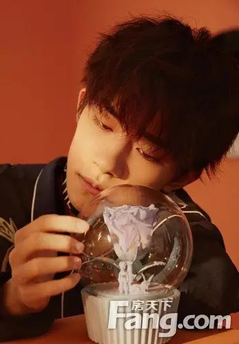 易烊千玺最新写真温柔治愈 赤脚出镜演绎少年童趣